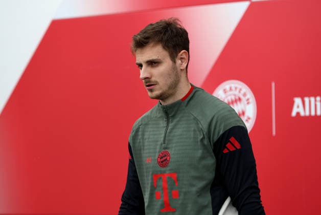 Fussball, Herren, Champions League, Saison 2025 2026, FC Bayern München, Abschlusstraining Josip Stanisic (FC Bayern München) auf dem Weg zum Trainingsplatz, Kopf, Oberkörper
