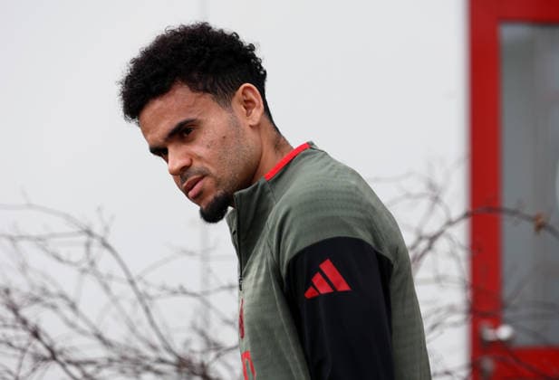 Fussball, Herren, Champions League, Saison 2025 2026, FC Bayern München, Abschlusstraining Luis Diaz (FC Bayern München) auf dem Weg zum Trainingsplatz, Kopf, Oberkörper, Blick nach links