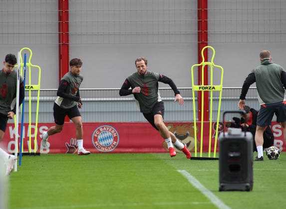 Fussball, Herren, Champions League, Saison 2025 2026, FC Bayern München, Abschlusstraining Harry Kane (FC Bayern München) beim Sprinten