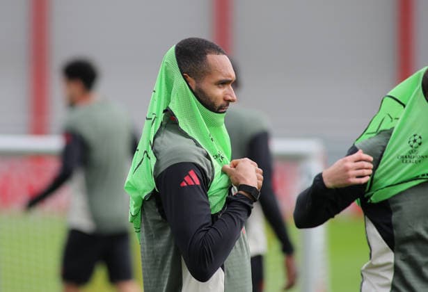 Fussball, Herren, Champions League, Saison 2025 2026, FC Bayern München, Abschlusstraining Jonathan Tah (FC Bayern München) zieht sich ein Leibchen über den Kopf