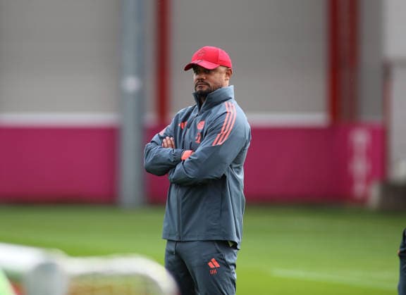 Fussball, Herren, Champions League, Saison 2025 2026, FC Bayern München, Abschlusstraining Vincent Kompany, Trainer (FC Bayern München) steht mit verschränkten Armen auf dem Trainingsplatz
