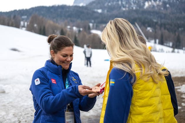 260309 Crown Princess Victoria of Sweden checks the Paralympic bronze medal of Ebba Arsjö of Sweden at a meet with the Swedish alpine team after the Super-G para alpine skiing event during day 3 of the Milano Cortina 2026 Winter Paralympic Games on March 9, 2026 in Cortina. Photo: Maxim ThorÃ BILDBYRAN kod MT MT1015 alpint alpine skiing paralympic games paralympics paralympiska spel paralympiske leker vinter-paralympics winter paralympics milano cortina 2026 milano cortina 2026 winter paralympic games 3 bbeng *** 260309 Crown Princess Victoria of Sweden checks the Paralympic bronze medal of Ebba Arsjö of Sweden at a meet with the Swedish alpine team after the Super G para alpine skiing event during day 3 of the Milano Cortina 2026 Winter Paralympic Games on March 9, 2026 in Cortina Photo Maxim ThorÃ BILDBYRAN kod MT MT1015 alpint alpine skiing paralympic games paralympiska spel paralympiske leker vinter paralympics winter paralympics milano cortina 2026 milano cortina 2026 winter paralympic games 3 bbeng  Copyright: MAXIMxTHORE BB260309MT094
