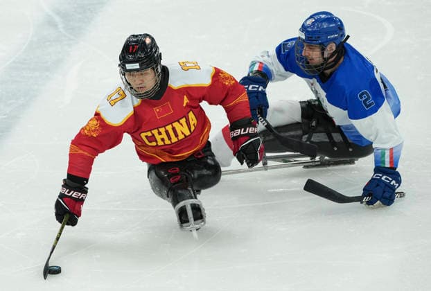 (260309) -- MILAN, March 9, 2026 -- Shen Yifeng (L) of China vies for the puck during the Para Ice hockey, Eishockey preliminary round Group A match between China and Italy at the Milan-Cortina 2026 Paralympic Winter games, Winterspiele,Spiele, Summer games in Milan, Italy, March 9, 2026. ) (SP)ITALY-MILAN-PARALYMPIC WINTER GAMES-PARA ICE HOCKEY-CHINA VS ITALY HouxJun 