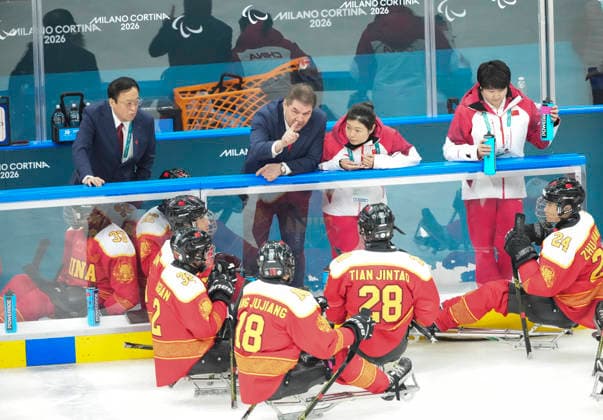 (260309) -- MILAN, March 9, 2026 -- Nikolay Sharshukov (2nd L), head coach of China, instructs players during the Para Ice hockey, Eishockey preliminary round Group A match between China and Italy at the Milan-Cortina 2026 Paralympic Winter games, Winterspiele,Spiele, Summer games in Milan, Italy, March 9, 2026. ) (SP)ITALY-MILAN-PARALYMPIC WINTER GAMES-PARA ICE HOCKEY-CHINA VS ITALY HouxJun 