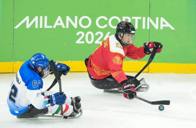 (260309) -- MILAN, March 9, 2026 -- Shen Yifeng (R) of China breaks through during the Para Ice hockey, Eishockey preliminary round Group A match between China and Italy at the Milan-Cortina 2026 Paralympic Winter games, Winterspiele,Spiele, Summer games in Milan, Italy, March 9, 2026. ) (SP)ITALY-MILAN-PARALYMPIC WINTER GAMES-PARA ICE HOCKEY-CHINA VS ITALY HouxJun 