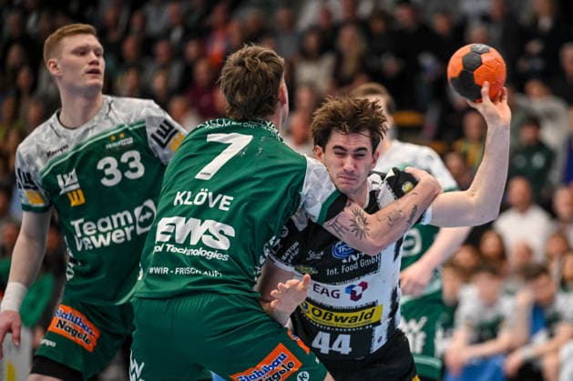 Goeppingen, Deutschland, 09.03.26: Victor Kloeve (FRISCH AUF! Goeppingen) und Stephan Seitz (ThSV Eisenach) im Zweikampf waehrend des Daikin Handball Bundesliga Spiels zwischen FRISCH AUF! Goeppingen vs ThSV Eisenach in der EWS Arena am 09. März 2026 in Goeppingen, Deutschland. (Foto von Harry Langer DeFodi Images) Goeppingen, Germany, 09.03.26: Victor Kloeve (FRISCH AUF! Goeppingen) und Stephan Seitz (ThSV Eisenach) battle for the ball during the Daikin Handball Bundesliga match between FRISCH AUF! Goeppingen vs ThSV Eisenach at EWS Arena on March 9, 2026 in Goeppingen, Germany. (Photo by Harry Langer DeFodi Images) (Photo by Harry Langer DeFodi Images) -