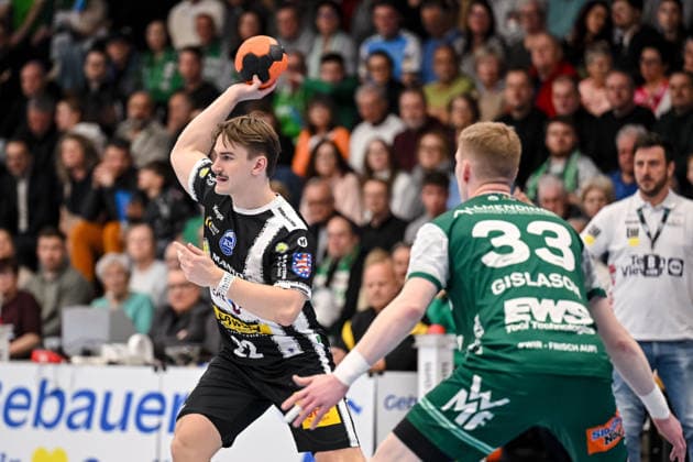 Goeppingen, Deutschland, 09.03.26: Felix Aellen (ThSV Eisenach) und Ymir Oern Gislason (FRISCH AUF! Goeppingen) im Zweikampf waehrend des Daikin Handball Bundesliga Spiels zwischen FRISCH AUF! Goeppingen vs ThSV Eisenach in der EWS Arena am 09. März 2026 in Goeppingen, Deutschland. (Foto von Harry Langer DeFodi Images) Goeppingen, Germany, 09.03.26: Felix Aellen (ThSV Eisenach) und Ymir Oern Gislason (FRISCH AUF! Goeppingen) battle for the ball during the Daikin Handball Bundesliga match between FRISCH AUF! Goeppingen vs ThSV Eisenach at EWS Arena on March 9, 2026 in Goeppingen, Germany. (Photo by Harry Langer DeFodi Images) (Photo by Harry Langer DeFodi Images) -