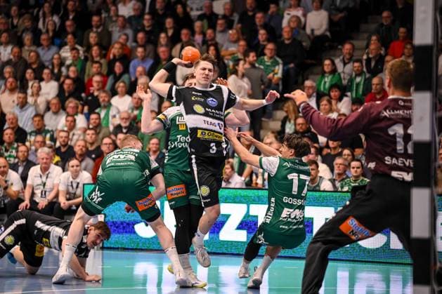 Goeppingen, Deutschland, 09.03.26: Ymir Oern Gislason (FRISCH AUF! Goeppingen), Oskar Joelsson (ThSV Eisenach) und Tim Gossner (FRISCH AUF! Goeppingen) im Zweikampf waehrend des Daikin Handball Bundesliga Spiels zwischen FRISCH AUF! Goeppingen vs ThSV Eisenach in der EWS Arena am 09. März 2026 in Goeppingen, Deutschland. (Foto von Harry Langer DeFodi Images) Goeppingen, Germany, 09.03.26: Ymir Oern Gislason (FRISCH AUF! Goeppingen), Oskar Joelsson (ThSV Eisenach) und Tim Gossner (FRISCH AUF! Goeppingen) battle for the ball during the Daikin Handball Bundesliga match between FRISCH AUF! Goeppingen vs ThSV Eisenach at EWS Arena on March 9, 2026 in Goeppingen, Germany. (Photo by Harry Langer DeFodi Images) (Photo by Harry Langer DeFodi Images) -