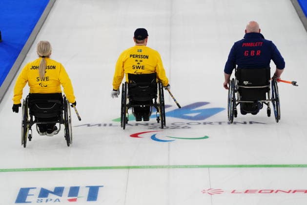 CORTINA, ITALIEN 20260309 Sveriges Sabina Johansson och Ronny Persson samt Storbritanniens Stewart Pimblett under mandagens curlingmatch mixad mellan Storbritannien och Sverige i Paralympics pa Cortina Curling Olympic Stadium. *** Bilden ingar i SPORTPAKET. För övriga BETALBILD *** CORTINA ITALIEN x9200x *** CORTINA, ITALY 20260309 Swedens Sabina Johansson and Ronny Persson and Great Britains Stewart Pimblett during Mondays mixed curling match between Great Britain and Sweden in the Paralympics at the Cortina Curling Olympic Stadium Picture in SPORT PACKAGE For others PAY PICTURE CORTINA ITALY x9200x  Copyright: xBjörnxLarssonxRosvall TTx PARALYMPICS 2026 CURLING
