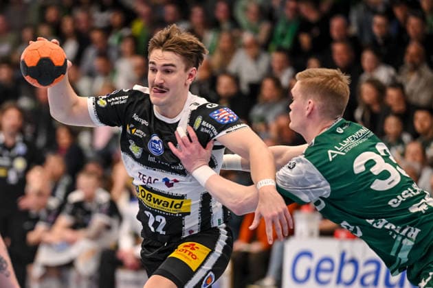 Goeppingen, Deutschland, 09.03.26: Felix Aellen (ThSV Eisenach) und Ymir Oern Gislason (FRISCH AUF! Goeppingen) im Zweikampf waehrend des Daikin Handball Bundesliga Spiels zwischen FRISCH AUF! Goeppingen vs ThSV Eisenach in der EWS Arena am 09. März 2026 in Goeppingen, Deutschland. (Foto von Harry Langer DeFodi Images) Goeppingen, Germany, 09.03.26: Felix Aellen (ThSV Eisenach) und Ymir Oern Gislason (FRISCH AUF! Goeppingen) battle for the ball during the Daikin Handball Bundesliga match between FRISCH AUF! Goeppingen vs ThSV Eisenach at EWS Arena on March 9, 2026 in Goeppingen, Germany. (Photo by Harry Langer DeFodi Images) (Photo by Harry Langer DeFodi Images) -