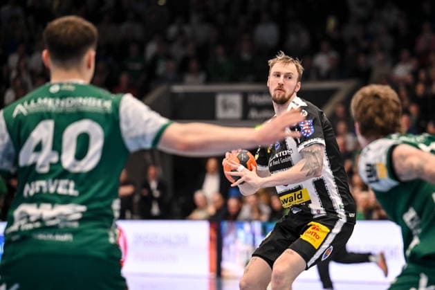 Goeppingen, Deutschland, 09.03.26: Elias Newel (FRISCH AUF! Goeppingen) und Dominik Solak (ThSV Eisenach) im Zweikampf waehrend des Daikin Handball Bundesliga Spiels zwischen FRISCH AUF! Goeppingen vs ThSV Eisenach in der EWS Arena am 09. März 2026 in Goeppingen, Deutschland. (Foto von Harry Langer DeFodi Images) Goeppingen, Germany, 09.03.26: Elias Newel (FRISCH AUF! Goeppingen) und Dominik Solak (ThSV Eisenach) battle for the ball during the Daikin Handball Bundesliga match between FRISCH AUF! Goeppingen vs ThSV Eisenach at EWS Arena on March 9, 2026 in Goeppingen, Germany. (Photo by Harry Langer DeFodi Images) (Photo by Harry Langer DeFodi Images) -