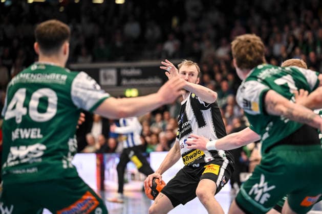 Goeppingen, Deutschland, 09.03.26: Elias Newel (FRISCH AUF! Goeppingen), Dominik Solak (ThSV Eisenach) und Victor Kloeve (FRISCH AUF! Goeppingen) im Zweikampf waehrend des Daikin Handball Bundesliga Spiels zwischen FRISCH AUF! Goeppingen vs ThSV Eisenach in der EWS Arena am 09. März 2026 in Goeppingen, Deutschland. (Foto von Harry Langer DeFodi Images) Goeppingen, Germany, 09.03.26: Elias Newel (FRISCH AUF! Goeppingen), Dominik Solak (ThSV Eisenach) und Victor Kloeve (FRISCH AUF! Goeppingen) battle for the ball during the Daikin Handball Bundesliga match between FRISCH AUF! Goeppingen vs ThSV Eisenach at EWS Arena on March 9, 2026 in Goeppingen, Germany. (Photo by Harry Langer DeFodi Images) (Photo by Harry Langer DeFodi Images) -