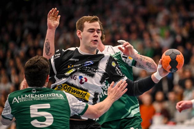 Goeppingen, Deutschland, 09.03.26: Rutger ten Velde (FRISCH AUF! Goeppingen), Max Beneke (ThSV Eisenach) und Victor Kloeve (FRISCH AUF! Goeppingen) im Zweikampf waehrend des Daikin Handball Bundesliga Spiels zwischen FRISCH AUF! Goeppingen vs ThSV Eisenach in der EWS Arena am 09. März 2026 in Goeppingen, Deutschland. (Foto von Harry Langer DeFodi Images) Goeppingen, Germany, 09.03.26: Rutger ten Velde (FRISCH AUF! Goeppingen), Max Beneke (ThSV Eisenach) und Victor Kloeve (FRISCH AUF! Goeppingen) battle for the ball during the Daikin Handball Bundesliga match between FRISCH AUF! Goeppingen vs ThSV Eisenach at EWS Arena on March 9, 2026 in Goeppingen, Germany. (Photo by Harry Langer DeFodi Images) (Photo by Harry Langer DeFodi Images) -