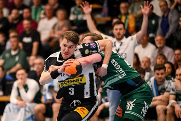 Goeppingen, Deutschland, 09.03.26: Oskar Joelsson (ThSV Eisenach) und Erik Persson (FRISCH AUF! Goeppingen) im Zweikampf waehrend des Daikin Handball Bundesliga Spiels zwischen FRISCH AUF! Goeppingen vs ThSV Eisenach in der EWS Arena am 09. März 2026 in Goeppingen, Deutschland. (Foto von Harry Langer DeFodi Images) Goeppingen, Germany, 09.03.26: Oskar Joelsson (ThSV Eisenach) und Erik Persson (FRISCH AUF! Goeppingen) battle for the ball during the Daikin Handball Bundesliga match between FRISCH AUF! Goeppingen vs ThSV Eisenach at EWS Arena on March 9, 2026 in Goeppingen, Germany. (Photo by Harry Langer DeFodi Images) (Photo by Harry Langer DeFodi Images) -