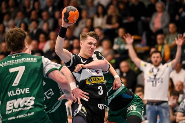 Goeppingen, Deutschland, 09.03.26: Victor Kloeve (FRISCH AUF! Goeppingen), Oskar Joelsson (ThSV Eisenach) und Erik Persson (FRISCH AUF! Goeppingen) im Zweikampf waehrend des Daikin Handball Bundesliga Spiels zwischen FRISCH AUF! Goeppingen vs ThSV Eisenach in der EWS Arena am 09. März 2026 in Goeppingen, Deutschland. (Foto von Harry Langer DeFodi Images) Goeppingen, Germany, 09.03.26: Victor Kloeve (FRISCH AUF! Goeppingen), Oskar Joelsson (ThSV Eisenach) und Erik Persson (FRISCH AUF! Goeppingen) battle for the ball during the Daikin Handball Bundesliga match between FRISCH AUF! Goeppingen vs ThSV Eisenach at EWS Arena on March 9, 2026 in Goeppingen, Germany. (Photo by Harry Langer DeFodi Images) (Photo by Harry Langer DeFodi Images) -