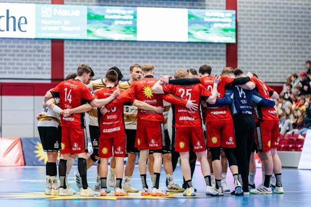 Begruessung der Mansnchaften, TuS N-Luebbecke (vorne), HC Elbflorenz 2006 (hinten) GER, TuS N-Luebbecke vs. HC Elbflorenz 2006, Handball, 2. Bundesliga, 23. Spieltag, Spielzeit 2025 2026, 09.03.2026 GER, TuS N-Luebbecke vs. HC Elbflorenz 2006, Handball, 2. Bundesliga, 23. Spieltag, Spielzeit 2025 2026, 09.03.2026 Luebbecke Copyright: xEibner-Pressefoto JanxRollingerx EP_JSK
