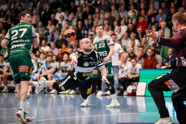 Goeppingen, Deutschland, 09.03.26: Oskar Sunnefeldt (FRISCH AUF! Goeppingen) und Peter Walz (ThSV Eisenach) im Zweikampf waehrend des Daikin Handball Bundesliga Spiels zwischen FRISCH AUF! Goeppingen vs ThSV Eisenach in der EWS Arena am 09. März 2026 in Goeppingen, Deutschland. (Foto von Harry Langer DeFodi Images) Goeppingen, Germany, 09.03.26: Oskar Sunnefeldt (FRISCH AUF! Goeppingen) und Peter Walz (ThSV Eisenach) battle for the ball during the Daikin Handball Bundesliga match between FRISCH AUF! Goeppingen vs ThSV Eisenach at EWS Arena on March 9, 2026 in Goeppingen, Germany. (Photo by Harry Langer DeFodi Images) (Photo by Harry Langer DeFodi Images) -