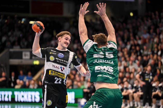Goeppingen, Deutschland, 09.03.26: Felix Aellen (ThSV Eisenach) und Ludvig Jurmala Astroem (FRISCH AUF! Goeppingen) im Zweikampf waehrend des Daikin Handball Bundesliga Spiels zwischen FRISCH AUF! Goeppingen vs ThSV Eisenach in der EWS Arena am 09. März 2026 in Goeppingen, Deutschland. (Foto von Harry Langer DeFodi Images) Goeppingen, Germany, 09.03.26: Felix Aellen (ThSV Eisenach) und Ludvig Jurmala Astroem (FRISCH AUF! Goeppingen) battle for the ball during the Daikin Handball Bundesliga match between FRISCH AUF! Goeppingen vs ThSV Eisenach at EWS Arena on March 9, 2026 in Goeppingen, Germany. (Photo by Harry Langer DeFodi Images) (Photo by Harry Langer DeFodi Images) -