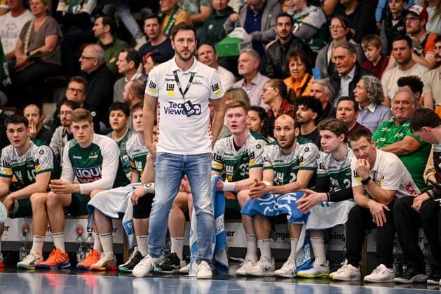 Goeppingen, Deutschland, 09.03.26: Trainer Ben Matschke (FRISCH AUF! Goeppingen) Schaut waehrend des Daikin Handball Bundesliga Spiels zwischen FRISCH AUF! Goeppingen vs ThSV Eisenach in der EWS Arena am 09. März 2026 in Goeppingen, Deutschland. (Foto von Harry Langer DeFodi Images) Goeppingen, Germany, 09.03.26: Trainer Ben Matschke (FRISCH AUF! Goeppingen) Looks on during the Daikin Handball Bundesliga match between FRISCH AUF! Goeppingen vs ThSV Eisenach at EWS Arena on March 9, 2026 in Goeppingen, Germany. (Photo by Harry Langer DeFodi Images) (Photo by Harry Langer DeFodi Images) -