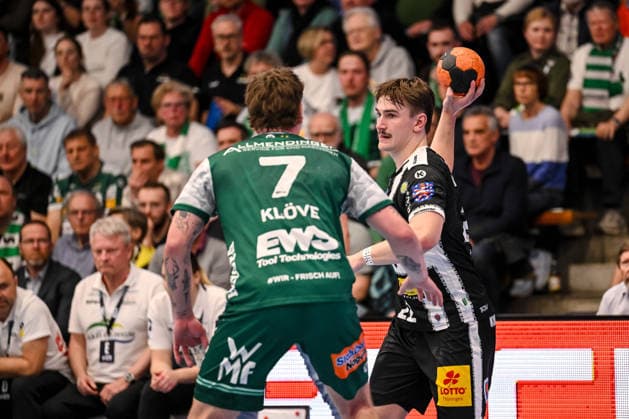 Goeppingen, Deutschland, 09.03.26: Victor Kloeve (FRISCH AUF! Goeppingen) und Felix Aellen (ThSV Eisenach) im Zweikampf waehrend des Daikin Handball Bundesliga Spiels zwischen FRISCH AUF! Goeppingen vs ThSV Eisenach in der EWS Arena am 09. März 2026 in Goeppingen, Deutschland. (Foto von Harry Langer DeFodi Images) Goeppingen, Germany, 09.03.26: Victor Kloeve (FRISCH AUF! Goeppingen) und Felix Aellen (ThSV Eisenach) battle for the ball during the Daikin Handball Bundesliga match between FRISCH AUF! Goeppingen vs ThSV Eisenach at EWS Arena on March 9, 2026 in Goeppingen, Germany. (Photo by Harry Langer DeFodi Images) (Photo by Harry Langer DeFodi Images) -