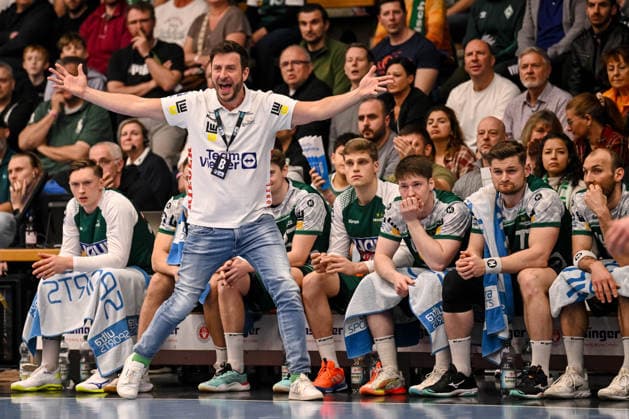 Goeppingen, Deutschland, 09.03.26: Trainer Ben Matschke (FRISCH AUF! Goeppingen) gestikuliert, gestik waehrend des Daikin Handball Bundesliga Spiels zwischen FRISCH AUF! Goeppingen vs ThSV Eisenach in der EWS Arena am 09. März 2026 in Goeppingen, Deutschland. (Foto von Harry Langer DeFodi Images) Goeppingen, Germany, 09.03.26: Trainer Ben Matschke (FRISCH AUF! Goeppingen) gestures during the Daikin Handball Bundesliga match between FRISCH AUF! Goeppingen vs ThSV Eisenach at EWS Arena on March 9, 2026 in Goeppingen, Germany. (Photo by Harry Langer DeFodi Images) (Photo by Harry Langer DeFodi Images) -