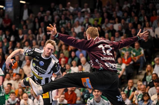 Goeppingen, Deutschland, 09.03.26: Dominik Solak (ThSV Eisenach) und Torwart Kristian Saveras (FRISCH AUF! Goeppingen) im Zweikampf waehrend des Daikin Handball Bundesliga Spiels zwischen FRISCH AUF! Goeppingen vs ThSV Eisenach in der EWS Arena am 09. März 2026 in Goeppingen, Deutschland. (Foto von Harry Langer DeFodi Images) Goeppingen, Germany, 09.03.26: Dominik Solak (ThSV Eisenach) und Torwart Kristian Saveras (FRISCH AUF! Goeppingen) battle for the ball during the Daikin Handball Bundesliga match between FRISCH AUF! Goeppingen vs ThSV Eisenach at EWS Arena on March 9, 2026 in Goeppingen, Germany. (Photo by Harry Langer DeFodi Images) (Photo by Harry Langer DeFodi Images) -