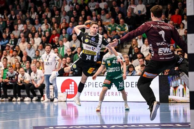 Goeppingen, Deutschland, 09.03.26: Peter Walz (ThSV Eisenach) und Torwart Julian Buchele (FRISCH AUF! Goeppingen) im Zweikampf waehrend des Daikin Handball Bundesliga Spiels zwischen FRISCH AUF! Goeppingen vs ThSV Eisenach in der EWS Arena am 09. März 2026 in Goeppingen, Deutschland. (Foto von Harry Langer DeFodi Images) Goeppingen, Germany, 09.03.26: Peter Walz (ThSV Eisenach) und Torwart Julian Buchele (FRISCH AUF! Goeppingen) battle for the ball during the Daikin Handball Bundesliga match between FRISCH AUF! Goeppingen vs ThSV Eisenach at EWS Arena on March 9, 2026 in Goeppingen, Germany. (Photo by Harry Langer DeFodi Images) (Photo by Harry Langer DeFodi Images) -