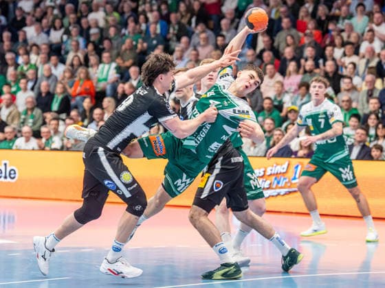 Elias Newel (Frisch Auf Goeppingen, 40) im Duell mit Tillman Leu (ThSV Eisenach, 99) und Max Benecke (ThSV Eisenach, 09), Frisch Auf Goeppingen vs. ThSV Eisenach, Handball, 1. Bundesliga, Herren, Spielzeit 2025 2026, 09.03.2026, Frisch Auf Goeppingen vs. ThSV Eisenach, Handball, 1. Bundesliga, Herren, Spielzeit 2025 2026, 09.03.2026 Goeppingen Copyright: xEibner-Pressefoto MichaelxSchmidx EP_MST
