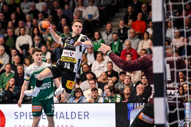 Goeppingen, Deutschland, 09.03.26: Peter Walz (ThSV Eisenach) und Torwart Julian Buchele (FRISCH AUF! Goeppingen) im Zweikampf waehrend des Daikin Handball Bundesliga Spiels zwischen FRISCH AUF! Goeppingen vs ThSV Eisenach in der EWS Arena am 09. März 2026 in Goeppingen, Deutschland. (Foto von Harry Langer DeFodi Images) Goeppingen, Germany, 09.03.26: Peter Walz (ThSV Eisenach) und Torwart Julian Buchele (FRISCH AUF! Goeppingen) battle for the ball during the Daikin Handball Bundesliga match between FRISCH AUF! Goeppingen vs ThSV Eisenach at EWS Arena on March 9, 2026 in Goeppingen, Germany. (Photo by Harry Langer DeFodi Images) (Photo by Harry Langer DeFodi Images) -