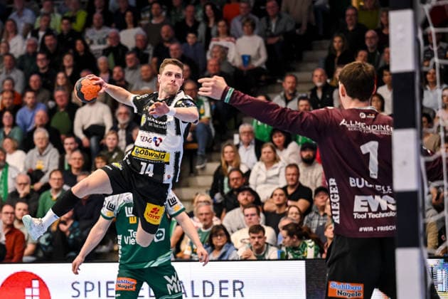 Goeppingen, Deutschland, 09.03.26: Peter Walz (ThSV Eisenach) und Torwart Julian Buchele (FRISCH AUF! Goeppingen) im Zweikampf waehrend des Daikin Handball Bundesliga Spiels zwischen FRISCH AUF! Goeppingen vs ThSV Eisenach in der EWS Arena am 09. März 2026 in Goeppingen, Deutschland. (Foto von Harry Langer DeFodi Images) Goeppingen, Germany, 09.03.26: Peter Walz (ThSV Eisenach) und Torwart Julian Buchele (FRISCH AUF! Goeppingen) battle for the ball during the Daikin Handball Bundesliga match between FRISCH AUF! Goeppingen vs ThSV Eisenach at EWS Arena on March 9, 2026 in Goeppingen, Germany. (Photo by Harry Langer DeFodi Images) (Photo by Harry Langer DeFodi Images) -