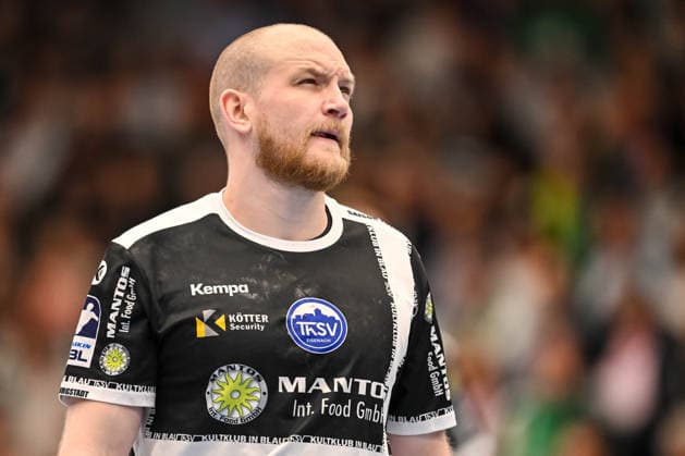 Goeppingen, Deutschland, 09.03.26: Peter Walz (ThSV Eisenach) Schaut waehrend des Daikin Handball Bundesliga Spiels zwischen FRISCH AUF! Goeppingen vs ThSV Eisenach in der EWS Arena am 09. März 2026 in Goeppingen, Deutschland. (Foto von Harry Langer DeFodi Images) Goeppingen, Germany, 09.03.26: Peter Walz (ThSV Eisenach) Looks on during the Daikin Handball Bundesliga match between FRISCH AUF! Goeppingen vs ThSV Eisenach at EWS Arena on March 9, 2026 in Goeppingen, Germany. (Photo by Harry Langer DeFodi Images) (Photo by Harry Langer DeFodi Images) -
