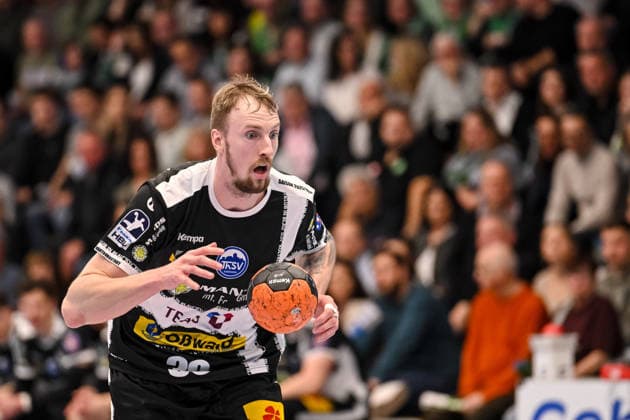 Goeppingen, Deutschland, 09.03.26: Dominik Solak (ThSV Eisenach) in Aktion, am Ball, Einzelaktion waehrend des Daikin Handball Bundesliga Spiels zwischen FRISCH AUF! Goeppingen vs ThSV Eisenach in der EWS Arena am 09. März 2026 in Goeppingen, Deutschland. (Foto von Harry Langer DeFodi Images) Goeppingen, Germany, 09.03.26: Dominik Solak (ThSV Eisenach) controls the Ball during the Daikin Handball Bundesliga match between FRISCH AUF! Goeppingen vs ThSV Eisenach at EWS Arena on March 9, 2026 in Goeppingen, Germany. (Photo by Harry Langer DeFodi Images) (Photo by Harry Langer DeFodi Images) -