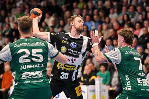Goeppingen, Deutschland, 09.03.26: äLudvig Jurmala Astroem (FRISCH AUF! Goeppingen), Dominik Solak (ThSV Eisenach) und Victor Kloeve (FRISCH AUF! Goeppingen) im Zweikampf waehrend des Daikin Handball Bundesliga Spiels zwischen FRISCH AUF! Goeppingen vs ThSV Eisenach in der EWS Arena am 09. März 2026 in Goeppingen, Deutschland. (Foto von Harry Langer DeFodi Images) Goeppingen, Germany, 09.03.26: äLudvig Jurmala Astroem (FRISCH AUF! Goeppingen), Dominik Solak (ThSV Eisenach) und Victor Kloeve (FRISCH AUF! Goeppingen) battle for the ball during the Daikin Handball Bundesliga match between FRISCH AUF! Goeppingen vs ThSV Eisenach at EWS Arena on March 9, 2026 in Goeppingen, Germany. (Photo by Harry Langer DeFodi Images) (Photo by Harry Langer DeFodi Images) -