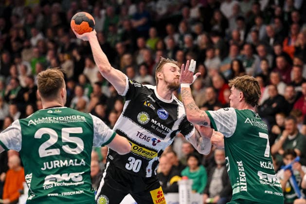 Goeppingen, Deutschland, 09.03.26: äLudvig Jurmala Astroem (FRISCH AUF! Goeppingen), Dominik Solak (ThSV Eisenach) und Victor Kloeve (FRISCH AUF! Goeppingen) im Zweikampf waehrend des Daikin Handball Bundesliga Spiels zwischen FRISCH AUF! Goeppingen vs ThSV Eisenach in der EWS Arena am 09. März 2026 in Goeppingen, Deutschland. (Foto von Harry Langer DeFodi Images) Goeppingen, Germany, 09.03.26: äLudvig Jurmala Astroem (FRISCH AUF! Goeppingen), Dominik Solak (ThSV Eisenach) und Victor Kloeve (FRISCH AUF! Goeppingen) battle for the ball during the Daikin Handball Bundesliga match between FRISCH AUF! Goeppingen vs ThSV Eisenach at EWS Arena on March 9, 2026 in Goeppingen, Germany. (Photo by Harry Langer DeFodi Images) (Photo by Harry Langer DeFodi Images) -