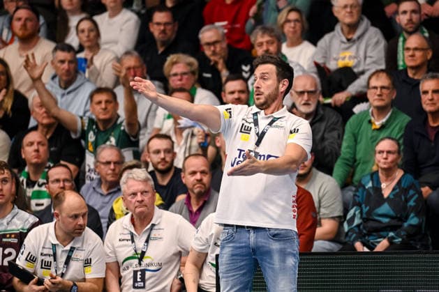 Goeppingen, Deutschland, 09.03.26: Trainer Ben Matschke (FRISCH AUF! Goeppingen) gestikuliert, gestik waehrend des Daikin Handball Bundesliga Spiels zwischen FRISCH AUF! Goeppingen vs ThSV Eisenach in der EWS Arena am 09. März 2026 in Goeppingen, Deutschland. (Foto von Harry Langer DeFodi Images) Goeppingen, Germany, 09.03.26: Trainer Ben Matschke (FRISCH AUF! Goeppingen) gestures during the Daikin Handball Bundesliga match between FRISCH AUF! Goeppingen vs ThSV Eisenach at EWS Arena on March 9, 2026 in Goeppingen, Germany. (Photo by Harry Langer DeFodi Images) (Photo by Harry Langer DeFodi Images) -