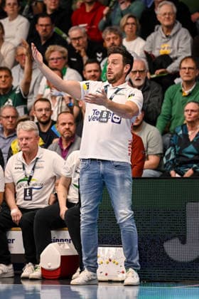Goeppingen, Deutschland, 09.03.26: Trainer Ben Matschke (FRISCH AUF! Goeppingen) gestikuliert, gestik waehrend des Daikin Handball Bundesliga Spiels zwischen FRISCH AUF! Goeppingen vs ThSV Eisenach in der EWS Arena am 09. März 2026 in Goeppingen, Deutschland. (Foto von Harry Langer DeFodi Images) Goeppingen, Germany, 09.03.26: Trainer Ben Matschke (FRISCH AUF! Goeppingen) gestures during the Daikin Handball Bundesliga match between FRISCH AUF! Goeppingen vs ThSV Eisenach at EWS Arena on March 9, 2026 in Goeppingen, Germany. (Photo by Harry Langer DeFodi Images) (Photo by Harry Langer DeFodi Images) -