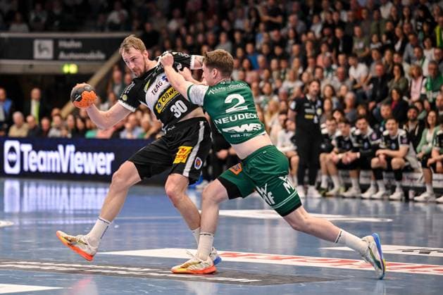 Goeppingen, Deutschland, 09.03.26: Dominik Solak (ThSV Eisenach) und Oskar Neudeck (FRISCH AUF! Goeppingen) im Zweikampf waehrend des Daikin Handball Bundesliga Spiels zwischen FRISCH AUF! Goeppingen vs ThSV Eisenach in der EWS Arena am 09. März 2026 in Goeppingen, Deutschland. (Foto von Harry Langer DeFodi Images) Goeppingen, Germany, 09.03.26: Dominik Solak (ThSV Eisenach) und Oskar Neudeck (FRISCH AUF! Goeppingen) battle for the ball during the Daikin Handball Bundesliga match between FRISCH AUF! Goeppingen vs ThSV Eisenach at EWS Arena on March 9, 2026 in Goeppingen, Germany. (Photo by Harry Langer DeFodi Images) (Photo by Harry Langer DeFodi Images) -