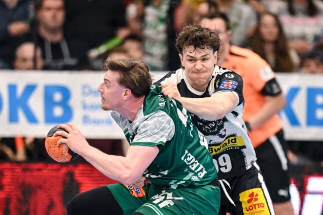 Goeppingen, Deutschland, 09.03.26: Erik Persson (FRISCH AUF! Goeppingen) und Tillman Leu (ThSV Eisenach) im Zweikampf waehrend des Daikin Handball Bundesliga Spiels zwischen FRISCH AUF! Goeppingen vs ThSV Eisenach in der EWS Arena am 09. März 2026 in Goeppingen, Deutschland. (Foto von Harry Langer DeFodi Images) Goeppingen, Germany, 09.03.26: Erik Persson (FRISCH AUF! Goeppingen) und Tillman Leu (ThSV Eisenach) battle for the ball during the Daikin Handball Bundesliga match between FRISCH AUF! Goeppingen vs ThSV Eisenach at EWS Arena on March 9, 2026 in Goeppingen, Germany. (Photo by Harry Langer DeFodi Images) (Photo by Harry Langer DeFodi Images) -
