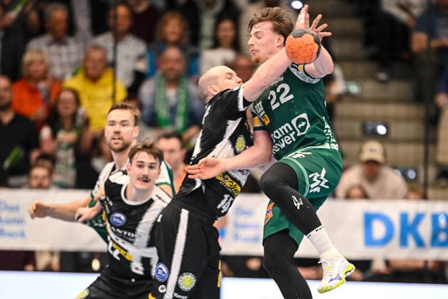 Goeppingen, Deutschland, 09.03.26: Peter Walz (ThSV Eisenach) und Erik Persson (FRISCH AUF! Goeppingen) im Zweikampf waehrend des Daikin Handball Bundesliga Spiels zwischen FRISCH AUF! Goeppingen vs ThSV Eisenach in der EWS Arena am 09. März 2026 in Goeppingen, Deutschland. (Foto von Harry Langer DeFodi Images) Goeppingen, Germany, 09.03.26: Peter Walz (ThSV Eisenach) und Erik Persson (FRISCH AUF! Goeppingen) battle for the ball during the Daikin Handball Bundesliga match between FRISCH AUF! Goeppingen vs ThSV Eisenach at EWS Arena on March 9, 2026 in Goeppingen, Germany. (Photo by Harry Langer DeFodi Images) (Photo by Harry Langer DeFodi Images) -