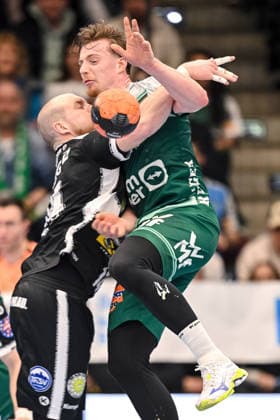 Goeppingen, Deutschland, 09.03.26: Peter Walz (ThSV Eisenach) und Erik Persson (FRISCH AUF! Goeppingen) im Zweikampf waehrend des Daikin Handball Bundesliga Spiels zwischen FRISCH AUF! Goeppingen vs ThSV Eisenach in der EWS Arena am 09. März 2026 in Goeppingen, Deutschland. (Foto von Harry Langer DeFodi Images) Goeppingen, Germany, 09.03.26: Peter Walz (ThSV Eisenach) und Erik Persson (FRISCH AUF! Goeppingen) battle for the ball during the Daikin Handball Bundesliga match between FRISCH AUF! Goeppingen vs ThSV Eisenach at EWS Arena on March 9, 2026 in Goeppingen, Germany. (Photo by Harry Langer DeFodi Images) (Photo by Harry Langer DeFodi Images) -