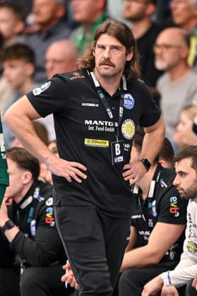 Goeppingen, Deutschland, 09.03.26: Traienr Sebastian Hinze (ThSV Eisenach) Schaut waehrend des Daikin Handball Bundesliga Spiels zwischen FRISCH AUF! Goeppingen vs ThSV Eisenach in der EWS Arena am 09. März 2026 in Goeppingen, Deutschland. (Foto von Harry Langer DeFodi Images) Goeppingen, Germany, 09.03.26: Traienr Sebastian Hinze (ThSV Eisenach) Looks on during the Daikin Handball Bundesliga match between FRISCH AUF! Goeppingen vs ThSV Eisenach at EWS Arena on March 9, 2026 in Goeppingen, Germany. (Photo by Harry Langer DeFodi Images) (Photo by Harry Langer DeFodi Images) -