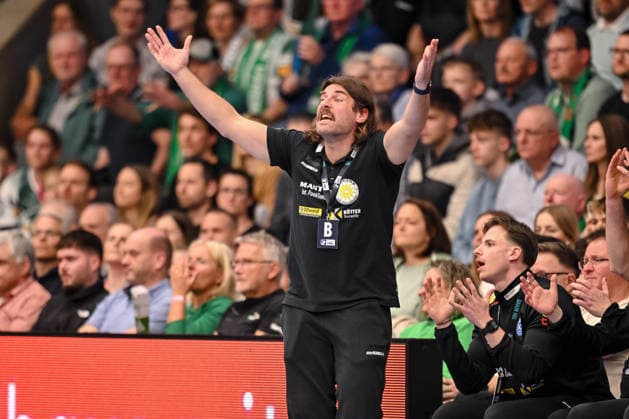 Goeppingen, Deutschland, 09.03.26: Traienr Sebastian Hinze (ThSV Eisenach) gestikuliert, gestik waehrend des Daikin Handball Bundesliga Spiels zwischen FRISCH AUF! Goeppingen vs ThSV Eisenach in der EWS Arena am 09. März 2026 in Goeppingen, Deutschland. (Foto von Harry Langer DeFodi Images) Goeppingen, Germany, 09.03.26: Traienr Sebastian Hinze (ThSV Eisenach) gestures during the Daikin Handball Bundesliga match between FRISCH AUF! Goeppingen vs ThSV Eisenach at EWS Arena on March 9, 2026 in Goeppingen, Germany. (Photo by Harry Langer DeFodi Images) (Photo by Harry Langer DeFodi Images) -