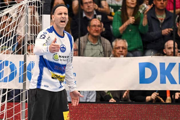 Goeppingen, Deutschland, 09.03.26: Torwart Silvio Heinevetter (ThSV Eisenach) gestikuliert, gestik waehrend des Daikin Handball Bundesliga Spiels zwischen FRISCH AUF! Goeppingen vs ThSV Eisenach in der EWS Arena am 09. März 2026 in Goeppingen, Deutschland. (Foto von Harry Langer DeFodi Images) Goeppingen, Germany, 09.03.26: Torwart Silvio Heinevetter (ThSV Eisenach) gestures during the Daikin Handball Bundesliga match between FRISCH AUF! Goeppingen vs ThSV Eisenach at EWS Arena on March 9, 2026 in Goeppingen, Germany. (Photo by Harry Langer DeFodi Images) (Photo by Harry Langer DeFodi Images) -