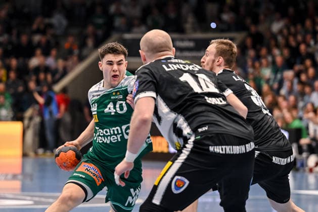 Goeppingen, Deutschland, 09.03.26: Elias Newel (FRISCH AUF! Goeppingen), Peter Walz (ThSV Eisenach) und Dominik Solak (ThSV Eisenach) im Zweikampf waehrend des Daikin Handball Bundesliga Spiels zwischen FRISCH AUF! Goeppingen vs ThSV Eisenach in der EWS Arena am 09. März 2026 in Goeppingen, Deutschland. (Foto von Harry Langer DeFodi Images) Goeppingen, Germany, 09.03.26: Elias Newel (FRISCH AUF! Goeppingen), Peter Walz (ThSV Eisenach) und Dominik Solak (ThSV Eisenach) battle for the ball during the Daikin Handball Bundesliga match between FRISCH AUF! Goeppingen vs ThSV Eisenach at EWS Arena on March 9, 2026 in Goeppingen, Germany. (Photo by Harry Langer DeFodi Images) (Photo by Harry Langer DeFodi Images) -