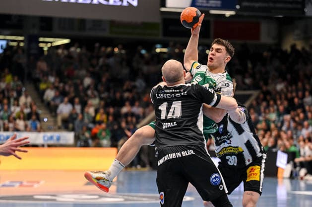 Goeppingen, Deutschland, 09.03.26: Peter Walz (ThSV Eisenach), Elias Newel (FRISCH AUF! Goeppingen)und Dominik Solak (ThSV Eisenach) im Zweikampf waehrend des Daikin Handball Bundesliga Spiels zwischen FRISCH AUF! Goeppingen vs ThSV Eisenach in der EWS Arena am 09. März 2026 in Goeppingen, Deutschland. (Foto von Harry Langer DeFodi Images) Goeppingen, Germany, 09.03.26: Peter Walz (ThSV Eisenach), Elias Newel (FRISCH AUF! Goeppingen)und Dominik Solak (ThSV Eisenach) battle for the ball during the Daikin Handball Bundesliga match between FRISCH AUF! Goeppingen vs ThSV Eisenach at EWS Arena on March 9, 2026 in Goeppingen, Germany. (Photo by Harry Langer DeFodi Images) (Photo by Harry Langer DeFodi Images) -