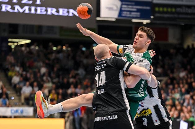Goeppingen, Deutschland, 09.03.26: Peter Walz (ThSV Eisenach), Elias Newel (FRISCH AUF! Goeppingen)und Dominik Solak (ThSV Eisenach) im Zweikampf waehrend des Daikin Handball Bundesliga Spiels zwischen FRISCH AUF! Goeppingen vs ThSV Eisenach in der EWS Arena am 09. März 2026 in Goeppingen, Deutschland. (Foto von Harry Langer DeFodi Images) Goeppingen, Germany, 09.03.26: Peter Walz (ThSV Eisenach), Elias Newel (FRISCH AUF! Goeppingen)und Dominik Solak (ThSV Eisenach) battle for the ball during the Daikin Handball Bundesliga match between FRISCH AUF! Goeppingen vs ThSV Eisenach at EWS Arena on March 9, 2026 in Goeppingen, Germany. (Photo by Harry Langer DeFodi Images) (Photo by Harry Langer DeFodi Images) -