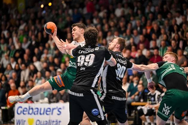 Goeppingen, Deutschland, 09.03.26: Elias Newel (FRISCH AUF! Goeppingen), Tillman Leu (ThSV Eisenach) und Dominik Solak (ThSV Eisenach) im Zweikampf waehrend des Daikin Handball Bundesliga Spiels zwischen FRISCH AUF! Goeppingen vs ThSV Eisenach in der EWS Arena am 09. März 2026 in Goeppingen, Deutschland. (Foto von Harry Langer DeFodi Images) Goeppingen, Germany, 09.03.26: Elias Newel (FRISCH AUF! Goeppingen), Tillman Leu (ThSV Eisenach) und Dominik Solak (ThSV Eisenach) battle for the ball during the Daikin Handball Bundesliga match between FRISCH AUF! Goeppingen vs ThSV Eisenach at EWS Arena on March 9, 2026 in Goeppingen, Germany. (Photo by Harry Langer DeFodi Images) (Photo by Harry Langer DeFodi Images) -