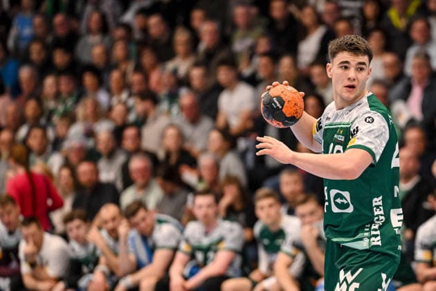 Goeppingen, Deutschland, 09.03.26: Elias Newel (FRISCH AUF! Goeppingen) in Aktion, am Ball, Einzelaktion waehrend des Daikin Handball Bundesliga Spiels zwischen FRISCH AUF! Goeppingen vs ThSV Eisenach in der EWS Arena am 09. März 2026 in Goeppingen, Deutschland. (Foto von Harry Langer DeFodi Images) Goeppingen, Germany, 09.03.26: Elias Newel (FRISCH AUF! Goeppingen) controls the Ball during the Daikin Handball Bundesliga match between FRISCH AUF! Goeppingen vs ThSV Eisenach at EWS Arena on March 9, 2026 in Goeppingen, Germany. (Photo by Harry Langer DeFodi Images) (Photo by Harry Langer DeFodi Images) -
