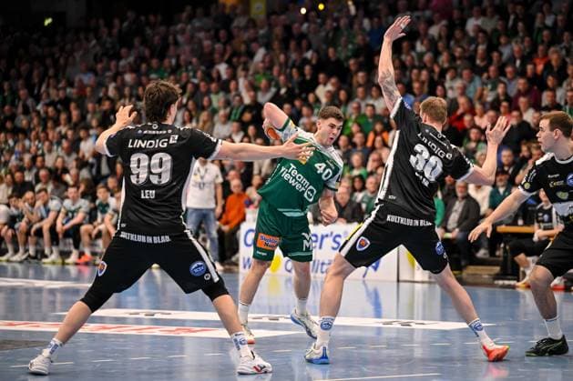Goeppingen, Deutschland, 09.03.26: Tillman Leu (ThSV Eisenach) Elias Newel (FRISCH AUF! Goeppingen) und Dominik Solak (ThSV Eisenach) im Zweikampf waehrend des Daikin Handball Bundesliga Spiels zwischen FRISCH AUF! Goeppingen vs ThSV Eisenach in der EWS Arena am 09. März 2026 in Goeppingen, Deutschland. (Foto von Harry Langer DeFodi Images) Goeppingen, Germany, 09.03.26: Tillman Leu (ThSV Eisenach) Elias Newel (FRISCH AUF! Goeppingen) und Dominik Solak (ThSV Eisenach) battle for the ball during the Daikin Handball Bundesliga match between FRISCH AUF! Goeppingen vs ThSV Eisenach at EWS Arena on March 9, 2026 in Goeppingen, Germany. (Photo by Harry Langer DeFodi Images) (Photo by Harry Langer DeFodi Images) -