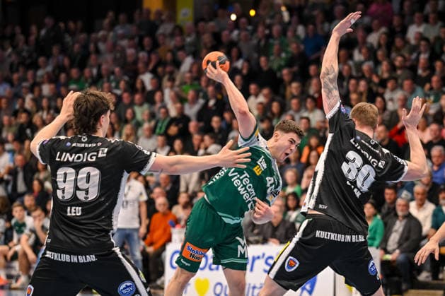 Goeppingen, Deutschland, 09.03.26: Tillman Leu (ThSV Eisenach) Elias Newel (FRISCH AUF! Goeppingen) und Dominik Solak (ThSV Eisenach) im Zweikampf waehrend des Daikin Handball Bundesliga Spiels zwischen FRISCH AUF! Goeppingen vs ThSV Eisenach in der EWS Arena am 09. März 2026 in Goeppingen, Deutschland. (Foto von Harry Langer DeFodi Images) Goeppingen, Germany, 09.03.26: Tillman Leu (ThSV Eisenach) Elias Newel (FRISCH AUF! Goeppingen) und Dominik Solak (ThSV Eisenach) battle for the ball during the Daikin Handball Bundesliga match between FRISCH AUF! Goeppingen vs ThSV Eisenach at EWS Arena on March 9, 2026 in Goeppingen, Germany. (Photo by Harry Langer DeFodi Images) (Photo by Harry Langer DeFodi Images) -